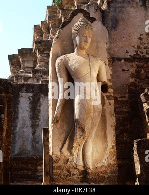  Der Smaragd Buddha: Ein Triumph der Sukhothai-Kunst und Meisterwerk goldener Verzierung!